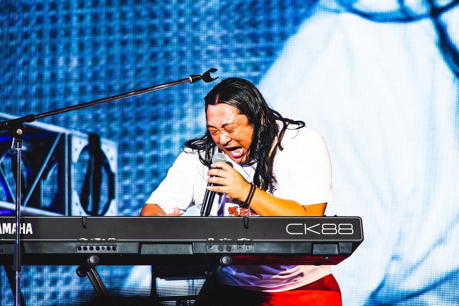 「TOKAKUKA」を歌う秋山竜次（ロバート）。（撮影：青木カズロー）