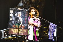 ワンマンライブを宣伝する喜矢武豊（G / ゴールデンボンバー）。（撮影：青木カズロー）