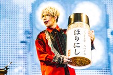 巨大な「ほりにし」のスパイスボトルを手にした歌広場淳（B / ゴールデンボンバー）。（撮影：青木カズロー）