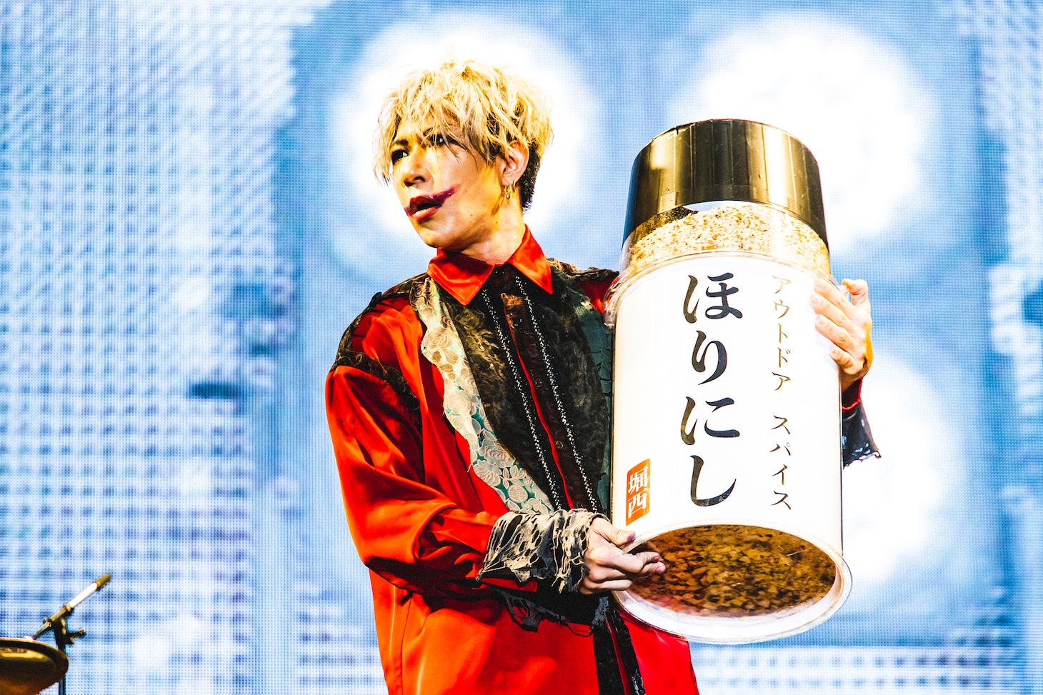 巨大な「ほりにし」のスパイスボトルを手にした歌広場淳（B / ゴールデンボンバー）。（撮影：青木カズロー）