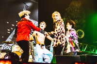 「Yeah!めっちゃストレス」を歌い踊るゴールデンボンバー。（撮影：青木カズロー）