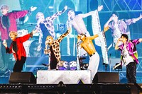 スポンサーであるサントリーの「オールフリー」を手に「首が痛い」を披露するゴールデンボンバー。（撮影：青木カズロー）