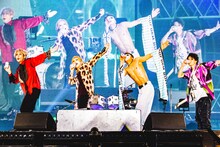 スポンサーであるサントリーの「オールフリー」を手に「首が痛い」を披露するゴールデンボンバー。（撮影：青木カズロー）