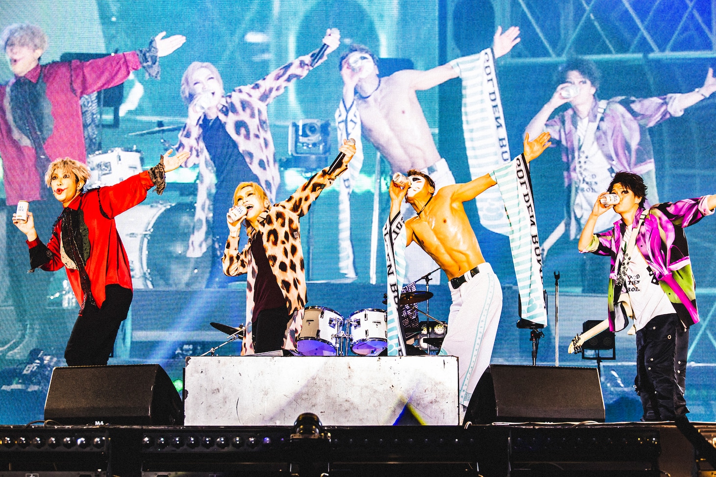 スポンサーであるサントリーの「オールフリー」を手に「首が痛い」を披露するゴールデンボンバー。（撮影：青木カズロー）