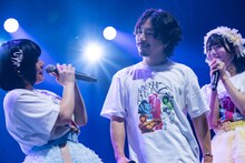 清竜人（中央）を見つめる清凪（左）と清真尋（右）。