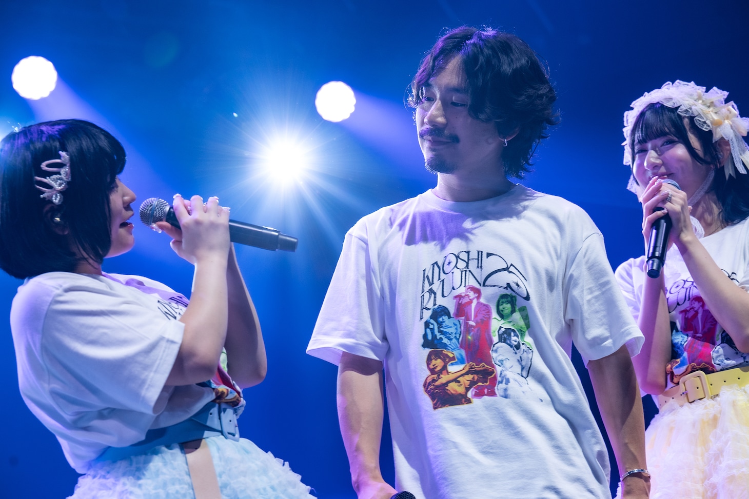 清竜人（中央）を見つめる清凪（左）と清真尋（右）。