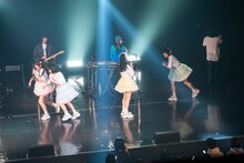 走り回る清 竜人25をにこやかに見つめるバンドメンバー。