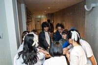 開演直前に円陣を組む清 竜人25とバンドメンバー。