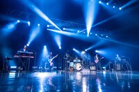 ステージ後方に横一列に並ぶバンドメンバーの宮川純（Key）、MINA（B）、川口千里（Dr）、 菰口雄矢（G）、和久井沙良（Key）。