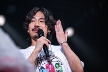 指輪で鬱血した清竜人の薬指。