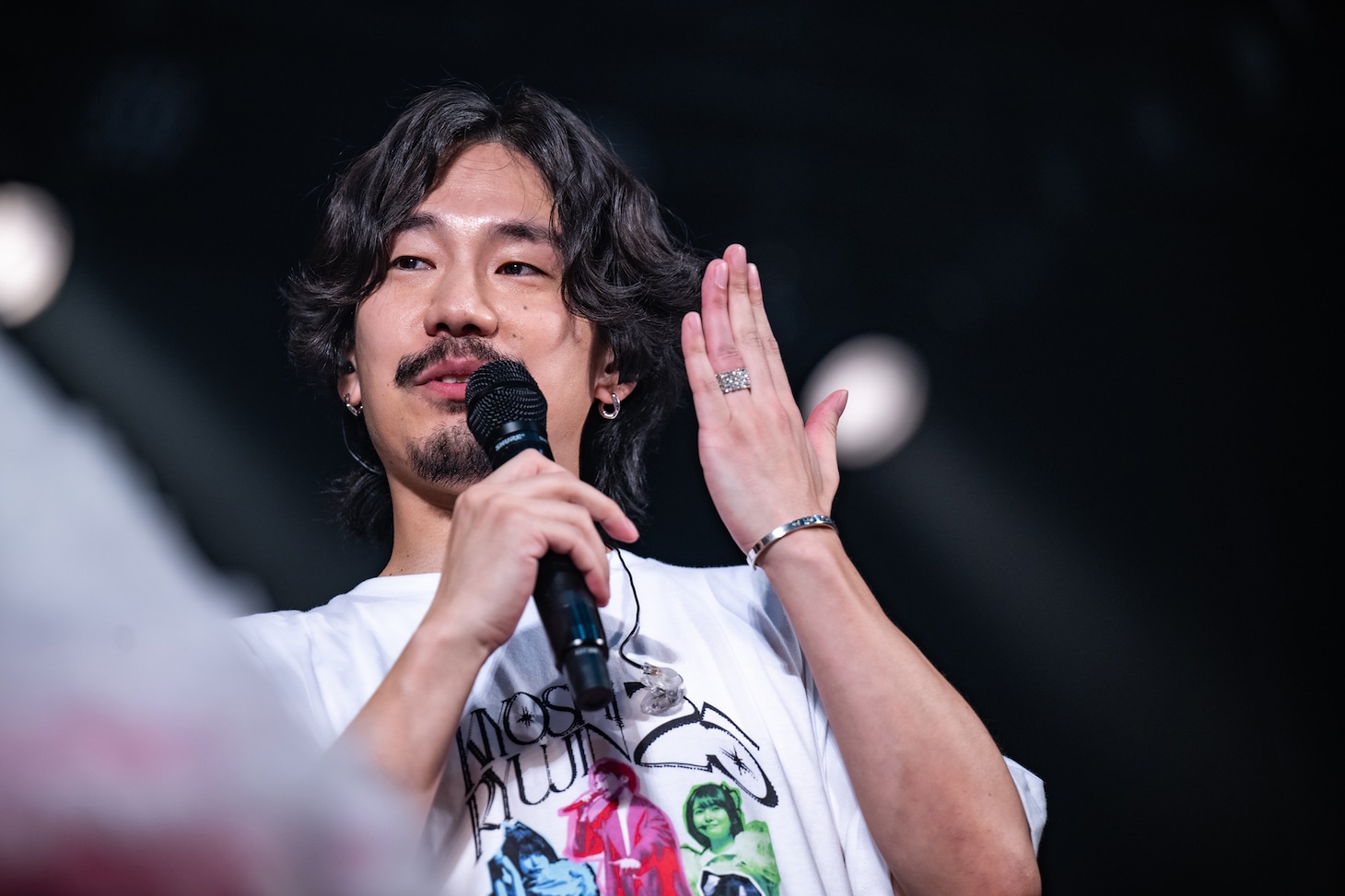 指輪で鬱血した清竜人の薬指。