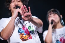 指輪で鬱血した清竜人の薬指。