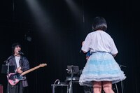 「後ろを向いたときにバンドメンバーと目が合わない」と嘆く夫人たち。