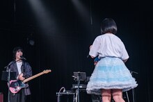 「後ろを向いたときにバンドメンバーと目が合わない」と嘆く夫人たち。