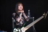 夫人たちのトークを楽しむMINA。