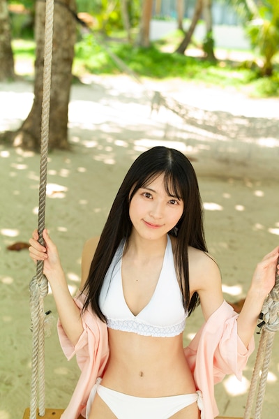 佐藤綺星（AKB48）1st写真集（タイトル未定）より。©細居幸次郎／集英社