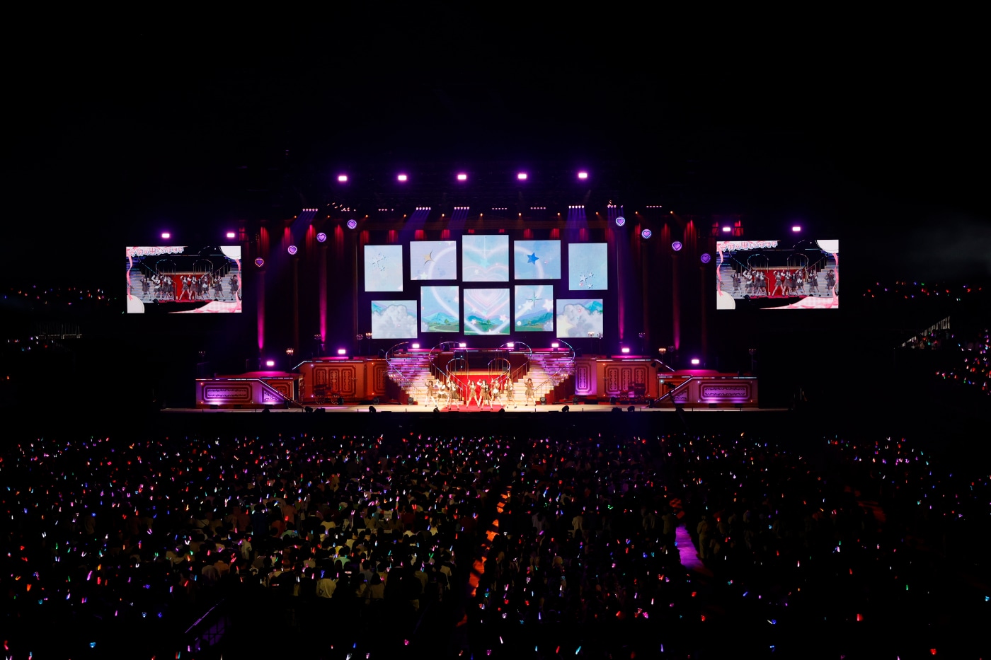 「＝LOVE 8周年ツアー『＝LOVE 8th ANNIVERSARY PREMIUM TOUR』」IGアリーナ公演の様子。