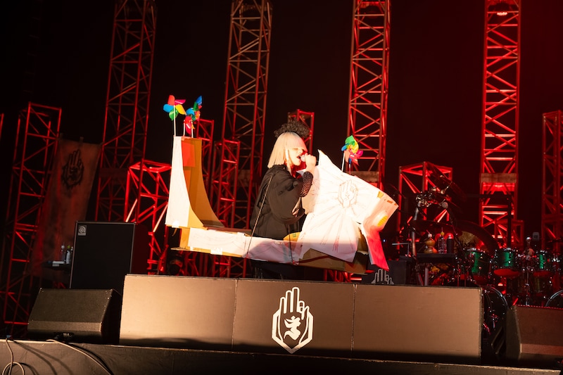 愛車に跨って登場した命 -mikoto-（Vo / -真天地開闢集団-ジグザグ）。（撮影：釘野孝宏）