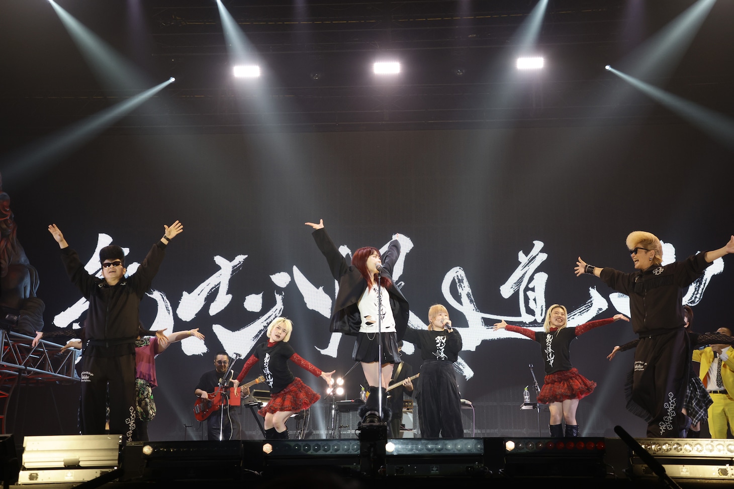 アイナ・ジ・エンドと安藤なつ（メイプル超合金）、高野正成（きしたかの）、綾小路翔、早乙女光（氣志團）。（撮影：平野タカシ）