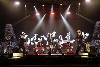 アイナ・ジ・エンドと安藤なつ（メイプル超合金）、高野正成（きしたかの）、綾小路翔、早乙女光（氣志團）。（撮影：平野タカシ）