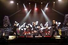 アイナ・ジ・エンドと安藤なつ（メイプル超合金）、高野正成（きしたかの）、綾小路翔、早乙女光（氣志團）。（撮影：平野タカシ）