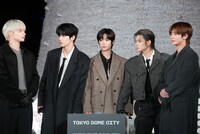 点灯スイッチのもとに集まるTOMORROW X TOGETHER。