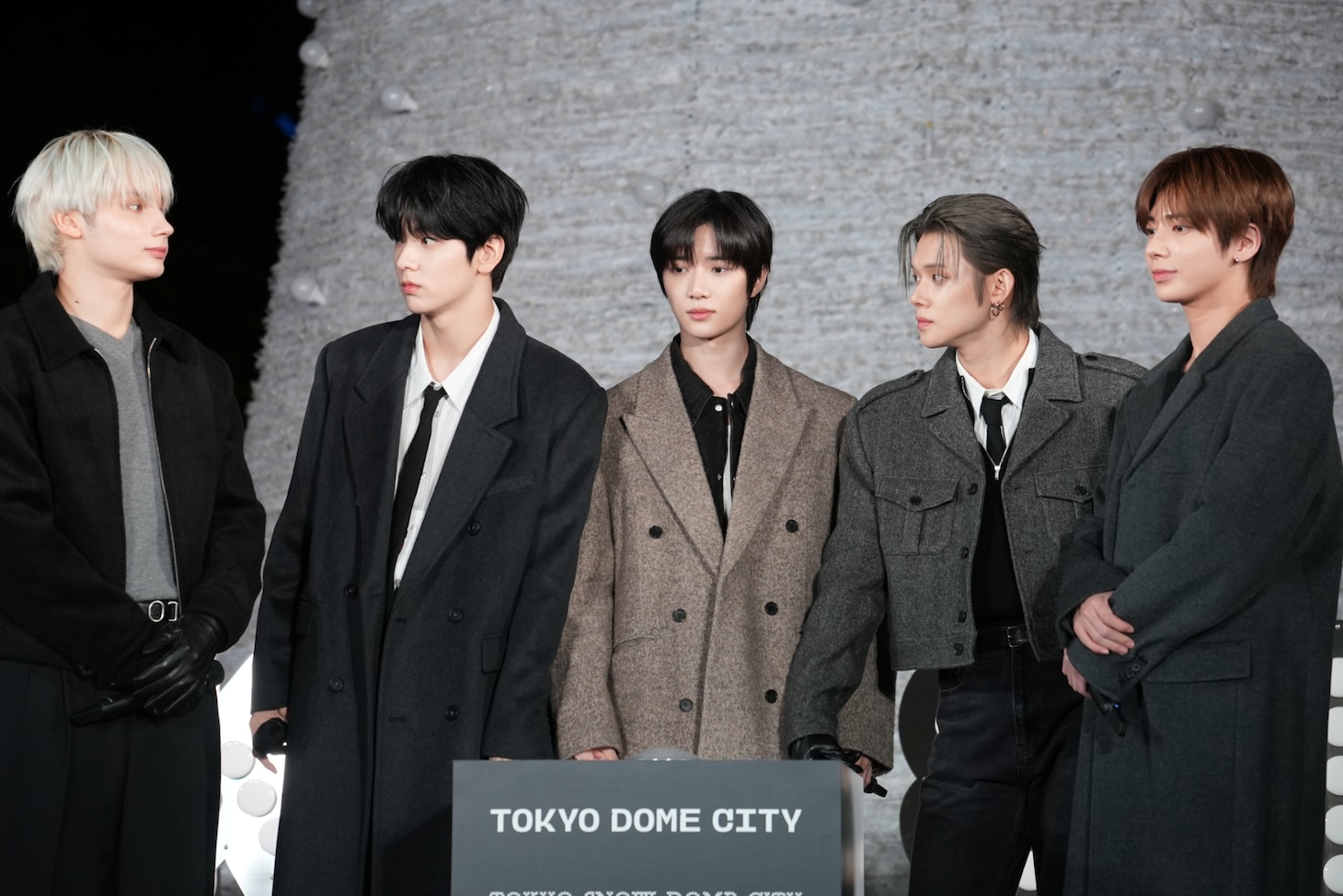 点灯スイッチのもとに集まるTOMORROW X TOGETHER。