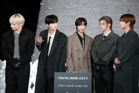 点灯スイッチのもとに集まるTOMORROW X TOGETHER。