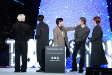 点灯したツリーを観るTOMORROW X TOGETHER。