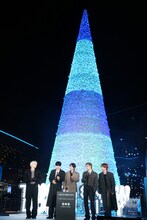 ツリーとTOMORROW X TOGETHER。