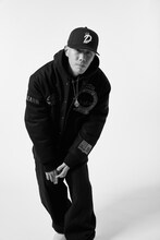 JOURNAL STANDARDとDOGEAR RECORDSのコラボアイテムを身に付けたISSUGI。（Photo by Teppei Hori）