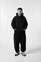 JOURNAL STANDARDとDOGEAR RECORDSのコラボアイテムを身に付けたMr.PUG。（Photo by Teppei Hori）