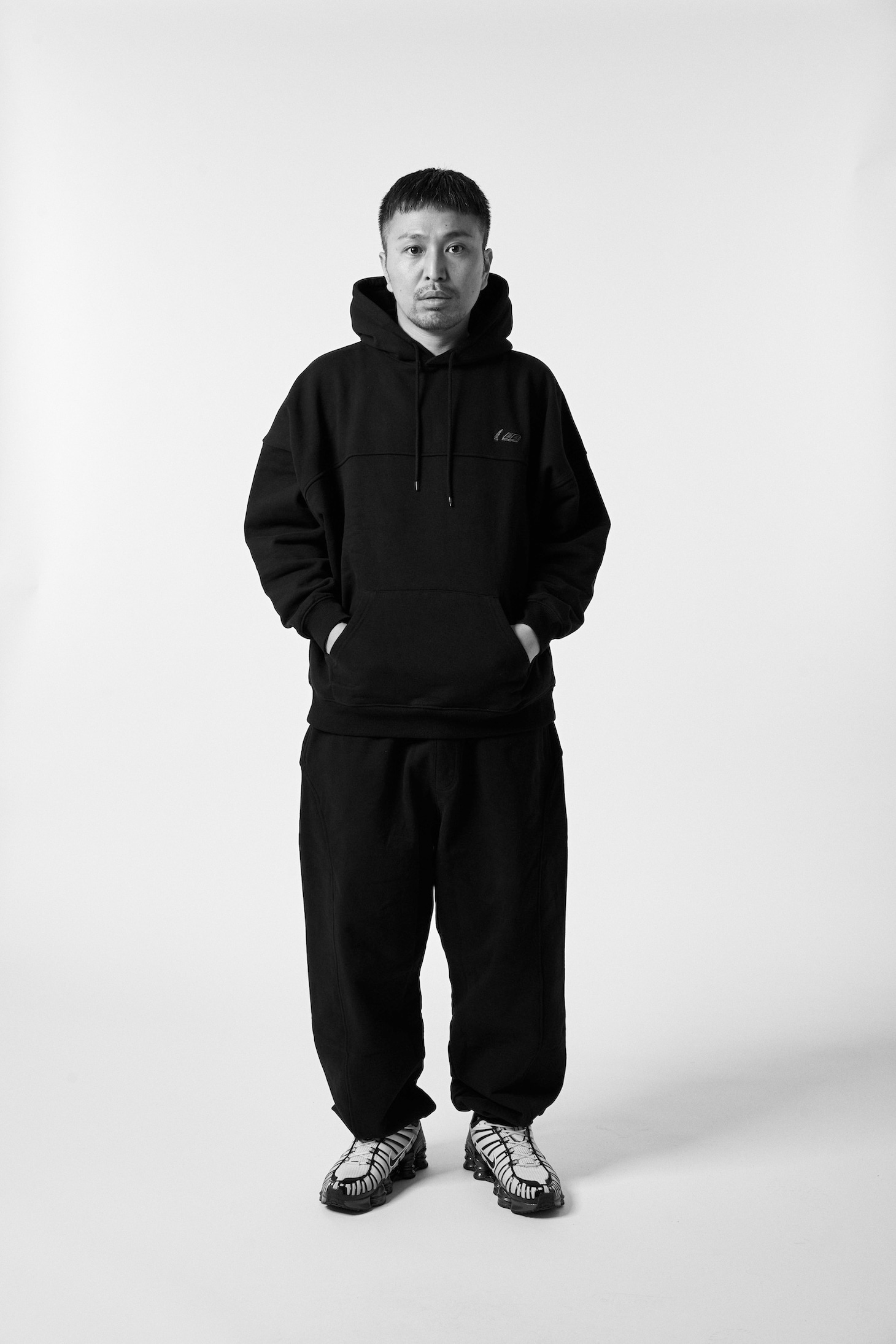 JOURNAL STANDARDとDOGEAR RECORDSのコラボアイテムを身に付けたMr.PUG。（Photo by Teppei Hori）