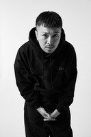 JOURNAL STANDARDとDOGEAR RECORDSのコラボアイテムを身に付けたMr.PUG。（Photo by Teppei Hori）