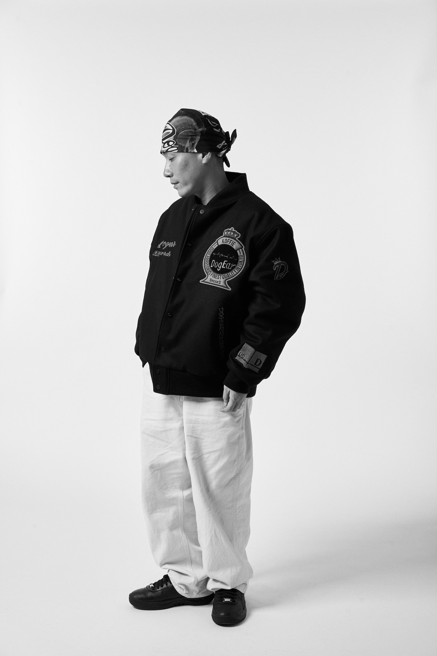 JOURNAL STANDARDとDOGEAR RECORDSのコラボアイテムを身に付けた仙人掌。（Photo by Teppei Hori）