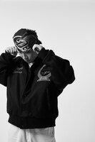 JOURNAL STANDARDとDOGEAR RECORDSのコラボアイテムを身に付けた仙人掌。（Photo by Teppei Hori）