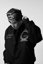 JOURNAL STANDARDとDOGEAR RECORDSのコラボアイテムを身に付けた仙人掌。（Photo by Teppei Hori）