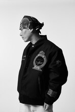 JOURNAL STANDARDとDOGEAR RECORDSのコラボアイテムを身に付けた仙人掌。（Photo by Teppei Hori）