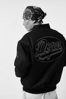 JOURNAL STANDARDとDOGEAR RECORDSのコラボアイテムを身に付けた仙人掌。（Photo by Teppei Hori）