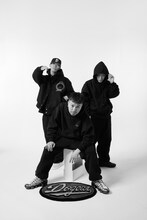 JOURNAL STANDARDとDOGEAR RECORDSのコラボアイテムを身に付けたMONJU。（Photo by Teppei Hori）