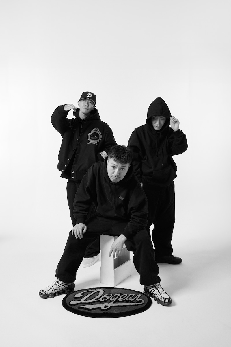 JOURNAL STANDARDとDOGEAR RECORDSのコラボアイテムを身に付けたMONJU。（Photo by Teppei Hori）