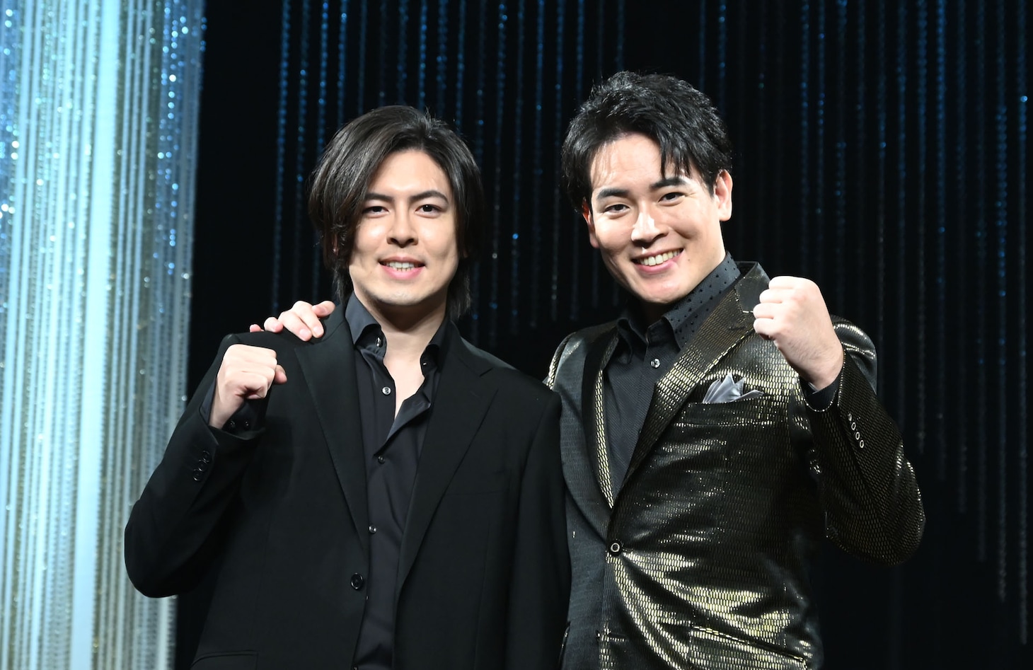 囲み取材の様子。左から木村竜蔵、木村徹二。