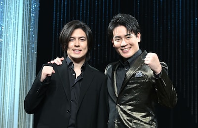 囲み取材の様子。左から木村竜蔵、木村徹二。