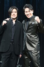 囲み取材の様子。左から木村竜蔵、木村徹二。