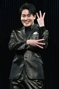 囲み取材でいろんなポーズを繰り出す木村徹二。