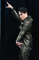 囲み取材でいろんなポーズを繰り出す木村徹二。