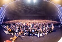 観客をバックに記念撮影する氣志團と「氣志團万博」出演者。（撮影：青木カズロー）