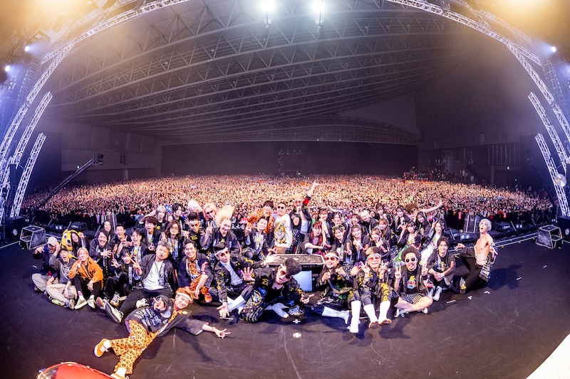 観客をバックに記念撮影する氣志團と「氣志團万博」出演者。（撮影：青木カズロー）