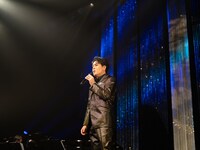 囲み取材で「雪唄」を歌う木村徹二。（写真提供：日本クラウン）