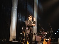 囲み取材の様子。（写真提供：日本クラウン）